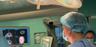 Hiqet tumori përmes vetullës, realizohet ndërhyrja e vështirë në QSUT