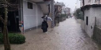 Moti i keq, si paraqitet situata në Durrës! Vijon prania e ujit në banesa dhe ambiente publike