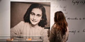 FOTOT/ Riprodhohet në Nju Jork shtëpia ku jetoi Anne Frank para burgosjes nga nazistët, vdiq në moshën 15 vjeçare