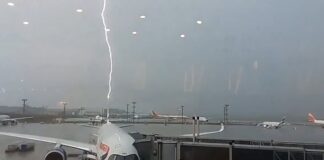 VIDEO/ Pamje të frikshme, rrufeja godet avionin në aeroport