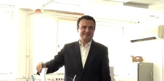 Kurti voton në Prishtinë, deklaratën për mediat e jep në shqip dhe anglisht: Zëri juaj duhet të dëgjohet