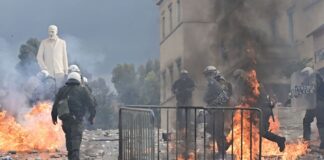 Protestat në Greqi/ Protestuesit hedhin molotov drejt Kuvendit, i venë flakën “Ushtarit të Panjohur”