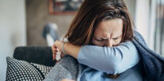 Mjekët paralajmërojnë që të mos e injoroni këtë simptomë të ftohjes nëse zgjat më shumë se tre javë