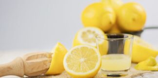 A i dini benefitet e lëngut të limonit në shëndet? Ja disa prej tyre