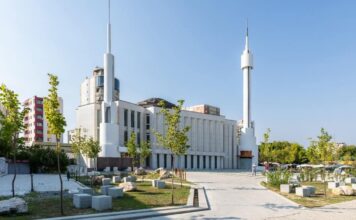 ARCHDAILY: XHAMIA E BALLIES, MË E BUKURA NË BOTË (VIDEO)