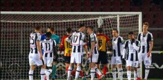 “Topi është i imi”/ E pazakontë në ndeshjen e Seria A, lojtari zihet me shokët e skuadrës për penalltinë! Shënon, por…