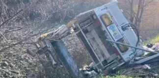 Aksidenti rënd! Kamioni përplaset me barrierat dhe përmbyset në rrugë, shoferi përfundon në spital