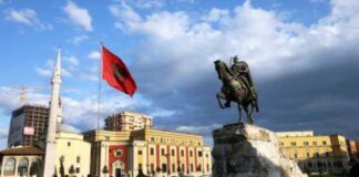 Rama mbledh punonjësit e bashkisë në Sheshin Skënderbej