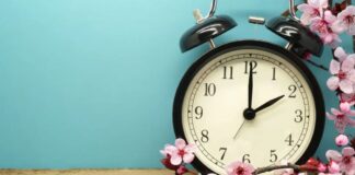 Sot u ndërrua ora, akrepat shkuan 60 minuta para në 02:00 të mëngjesit!