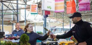 8 Marsi, Policia Bashkiake Elbasanit dhuron lule për gratë dhe vajzat