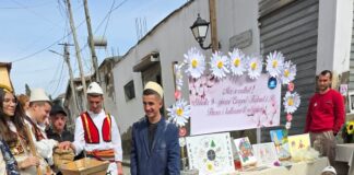 Vijojnë festimet e Ditës së Verës/ Elbasan zhvillohet “Panairi Zejeve”