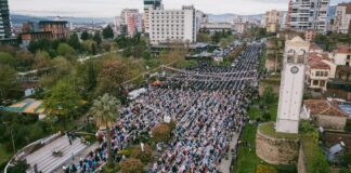 Kremtohet Fitër Bajrami, mijëra besimtarë falen në Elbasan