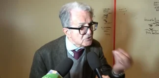 I tërhoqi flokët gazetares që po e pyeste, ish-kryeministri italian kërkon ndjesë: Bëra gabim!