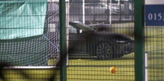 Makina futet në fushën sportive, humb jetën një i mitur