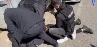 Lëvizte me automjet për të shitur një armë zjarri, arrestohet 20-vjeçari