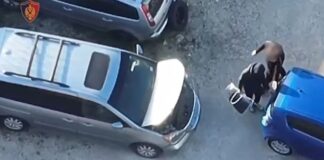 Çanta plot me lëndë narkotike! Kamerat e sigurisë kapin momentin kur 34-vjeçari e blen nga dy shtetas! Arrestohen tre të dyshuarit