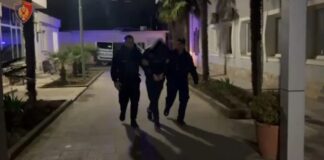 Grabitën tre banesa dhe një automjet, vihet në pranga 31-vjeçari, në kërkim dhe dy bashkautorët