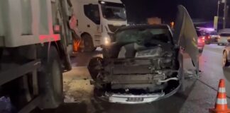 Aksident i rëndë në Elbasan, makina përplaset me mjetin e tonazhit të rëndë