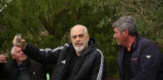 “Kam ndërruar parti për ty”, Rama batuta me banorët gjatë inspektimit të rrugës Bunavi -Kërkovë: A je penduar? Është i vështirë ai momenti por kalon!
