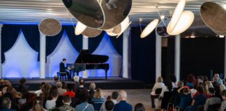 “Rrëfimi i tingujve”, koncerti i jashtëzakonshëm i një pianisti të verbër