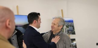 Llatja takim me regjizorin Kiço London dhe aktorët e ”Çfarë pa kryeshërbëtorja”, premierë sot në teatrin” Skampa”