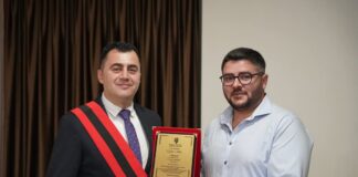 Genc Trëndafili shpallet “Qytetar Nderi” i Elbasanit Llatja: Një jetë në shërbim të dijes dhe kulturës