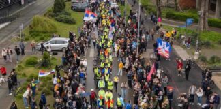 Studentët në Serbi protestojnë ndryshe, me brohoritje dhe lot në sy, nisen me biçikleta drejt Strasburgut