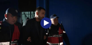 VIDEO/ Me pranga në duar, momenti i shoqërimit të Jozit nga policia pasi goditi Gjestin