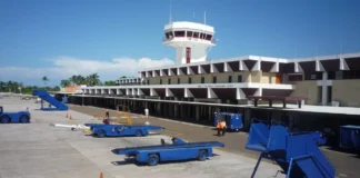 U përpoq që të merrte peng avionin duke kërcënuar me thikë, amerikani vritet nga pasagjeri