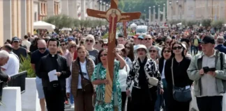 Bota mban zi për vdekjen e Papa Franceskut, pikëllim në mbarë botën