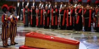 Fotolajm/ Homazhet për Papa Françeskun! Mijëra qytetarë mblidhen në Romë për t’i dhënë lamtumirën e fundit Atit të Shenjtë