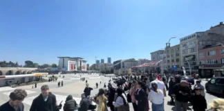 Të panikosur e me lot në sy, qytetarët e Stambollit lënë shtëpitë dhe zyrat pas tërmetit të fuqishëm, mblidhen në parqe e zona të hapura