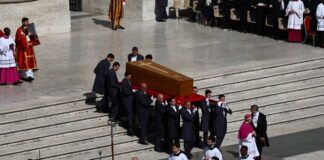 Nis ceremonia mortore e Papa Françeskut/ Arkivoli prej druri vendoset në Sheshin e Shën Pjetrit