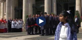 Bota i jep lamtumirën Papa Françeskut! Arkivoli mbërrin në kishën Santa Maria Maggiore, ku do të prehet Ati i Shenjtë