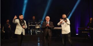 “Petrit Show”, koncerti që bashkoi artistë e këngëtarë nga të gjitha trevat shqiptare