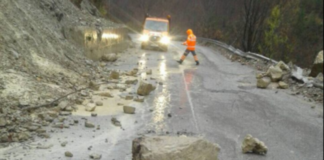 Shi i dendur dhe breshër, aksi Elbasan-Librazhd-Prrenjas shfaqet problematik me rënie inertesh