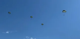 Spektakël në ajër! 100 parashutistë vendas dhe të huaj pjesë e “Skydive Albania” në Gjirokastër