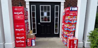 “Do bëj një festë”/ Vogëlushi i bën ‘dëmin’ familjes së tij, porosit… 70 mijë karamele nga telefoni i mamasë