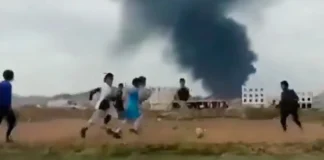 Video tronditëse/ Fëmijët luajnë futboll në Jemen teksa aeroporti i Sanaas bombardohet pas tyre