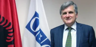Zgjedhjet e 11 majit/ Ambasadori i OSBE viziton Qendrën e KQZ-së të Votimit nga Jashtë, shoqërohet nga Celibashi