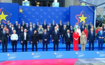 Samiti i Komunitetit Politik Europian në Tiranë/ Fotoja familjare e liderëve, Rama krah Macron dhe Costa