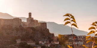 Media amerikane “Islands”: Vizitoni “Qytetin e Gurtë” të Shqipërisë, i njohur për arkitekturën unike dhe kuzhinën e shijshme