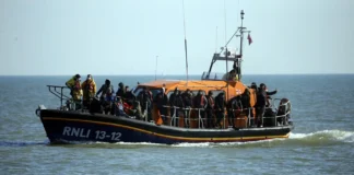 Mbytet anija me emigrantë në Kanalin Anglez, një i vdekur dhe 60 të shpëtuar