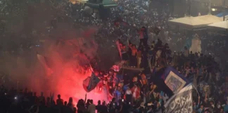 Festa e titullit kampion del jashtë kontrollit! Qindra mijëra njerëz pushtojnë rrugët e Napolit, mbi 120 të plagosur