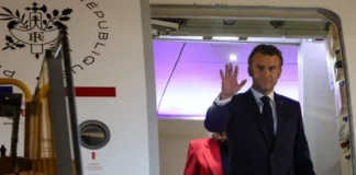 Video virale/ Presidenti Macron goditet me shuplakë nga gruaja e tij gjatë mbërritjes në Vietnam