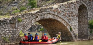 Elbasani pa det, por me potencial për aventurë Turistet Spanjoll rafting në Shkumbin