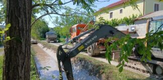 “Bashkia Elbasan në terren çdo ditë – Pastrimi i kanaleve vaditëse lehtëson punën e fermerëve”