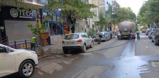 VIDEO/Elbasan – Rrugët dhe trotuaret pastrohen me ujë me presion, një risi nga Bashkia në bashkëpunim me zjarrfikësit dhe “Alko-Impex”