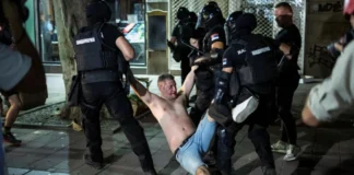 Dhunë në protestat kundër Vuçiç, policia serbe përleshet më demonstruesit antiqeveritarë, dhjetëra të arrestuar