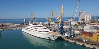 Jahti “Opera” ndalon në Portin e Durrësit